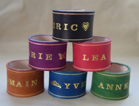Vervaardiging van gegraveerde lederen armbanden 